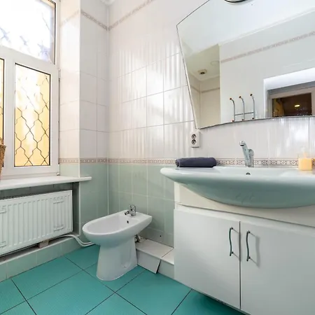 Spacious 3-bedroom In Center *